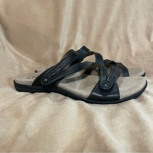 Taos Footwear Black Double U Leather Slide Sandals